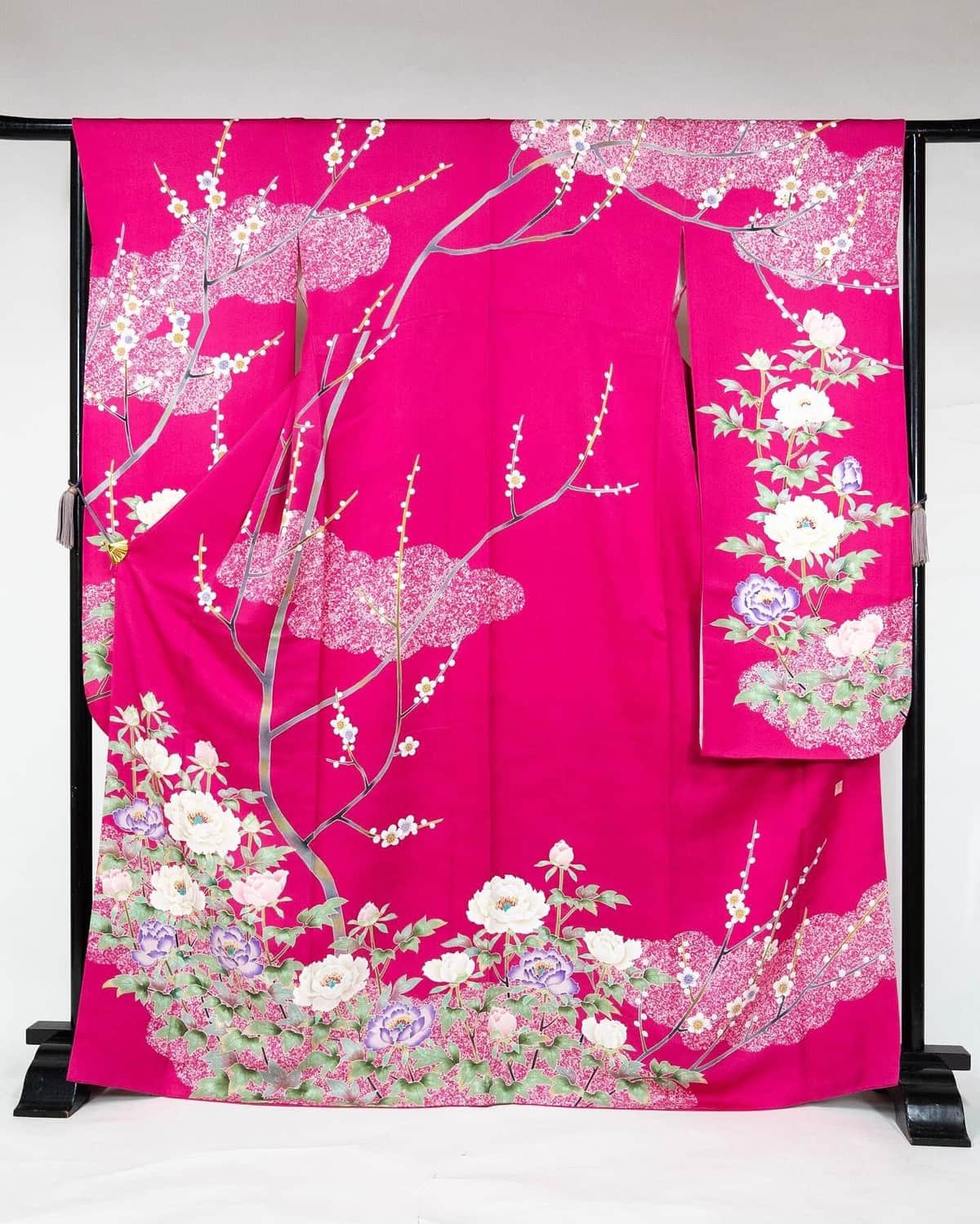 鮮やかな紅赤色の振袖（元の色）