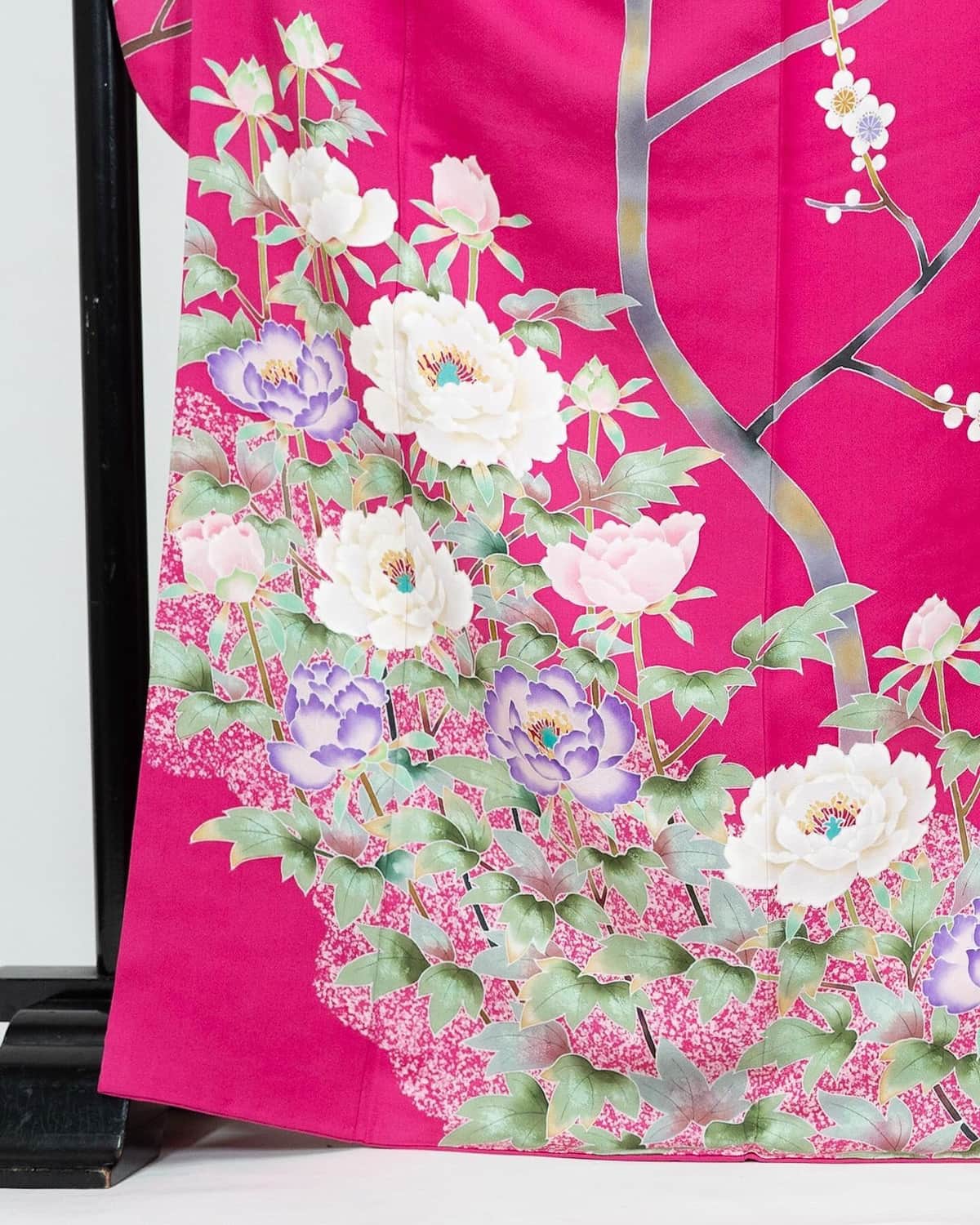 鮮やかな紅赤色の振袖（元の色）