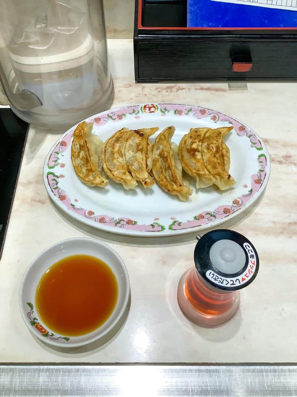 配膳式になった餃子の王将の「餃子のたれ」。ラー油も店員に頼んで持ってきてもらう仕組みに