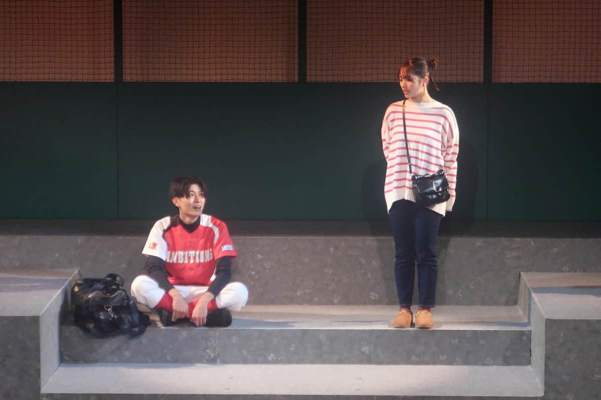 大和田南那さん（右）。2人の元高校球児の間を取り持つ役柄だ