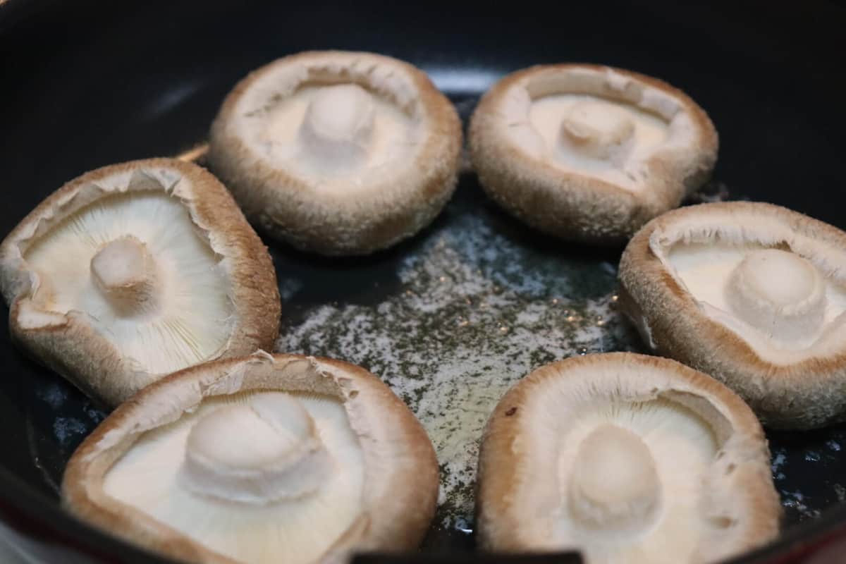 フライパンに並べたゲーミング椎茸