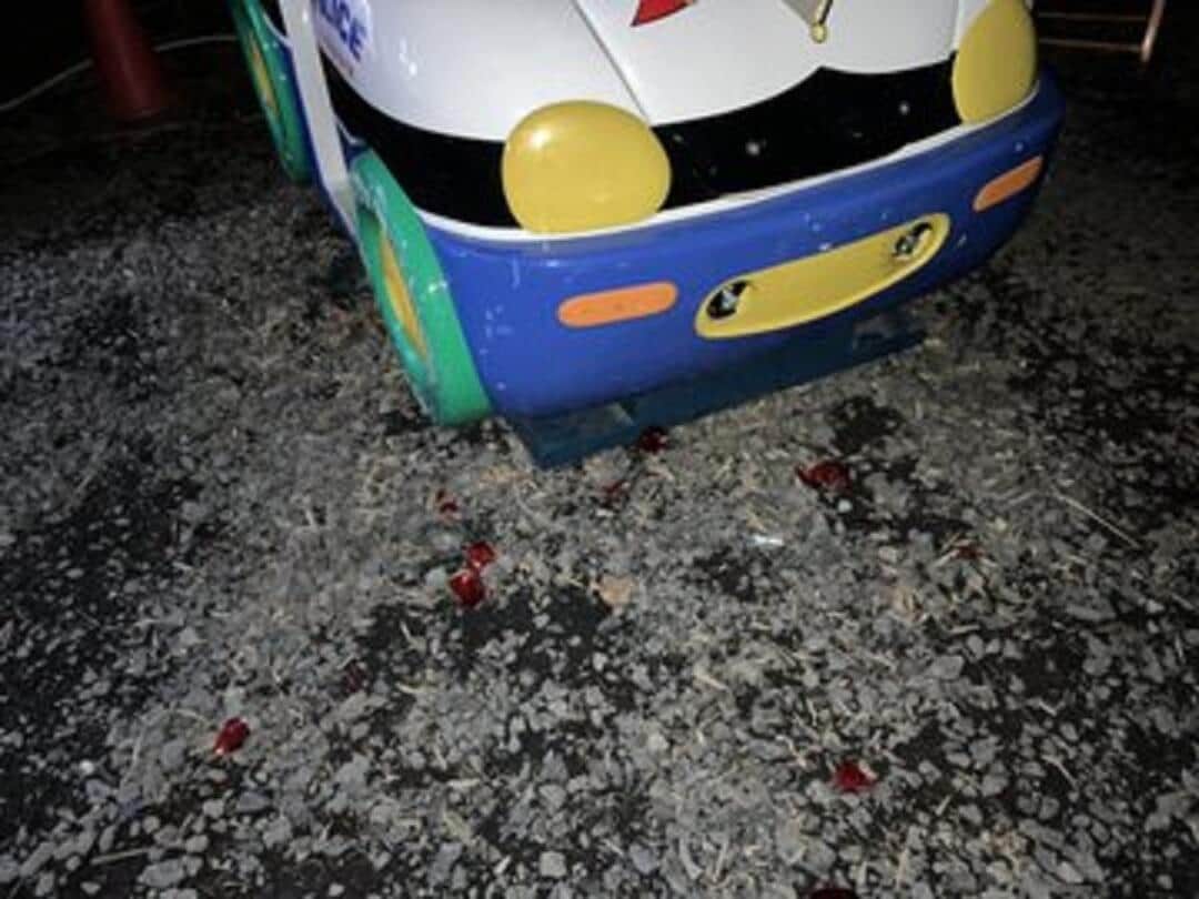 被害に遭ったパトカーの乗り物（写真は、なかよし自販機コーナー提供）