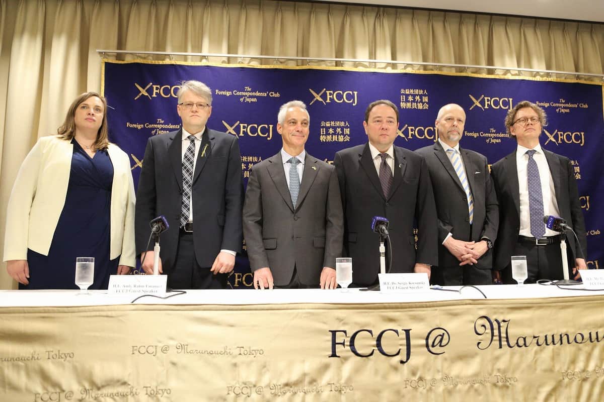 会見冒頭には多くの大使が駆けつけた。左から英国のヘレン・スミス駐日首席公使、リトアニアのオーレリウス・ジーカス駐日大使、米国のラーム・エマニュエル駐日大使、ウクライナのセルギー・コルスンスキー駐日大使、欧州連合（EU）のハイツェ・ジーメルス駐日臨時代理大使、スウェーデンのペールエリック・ヘーグベリ駐日大使