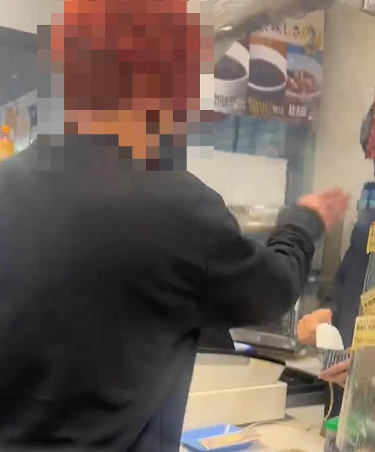 レジの感染防止シートを叩く男性（たける＠takel77さん投稿の動画から）