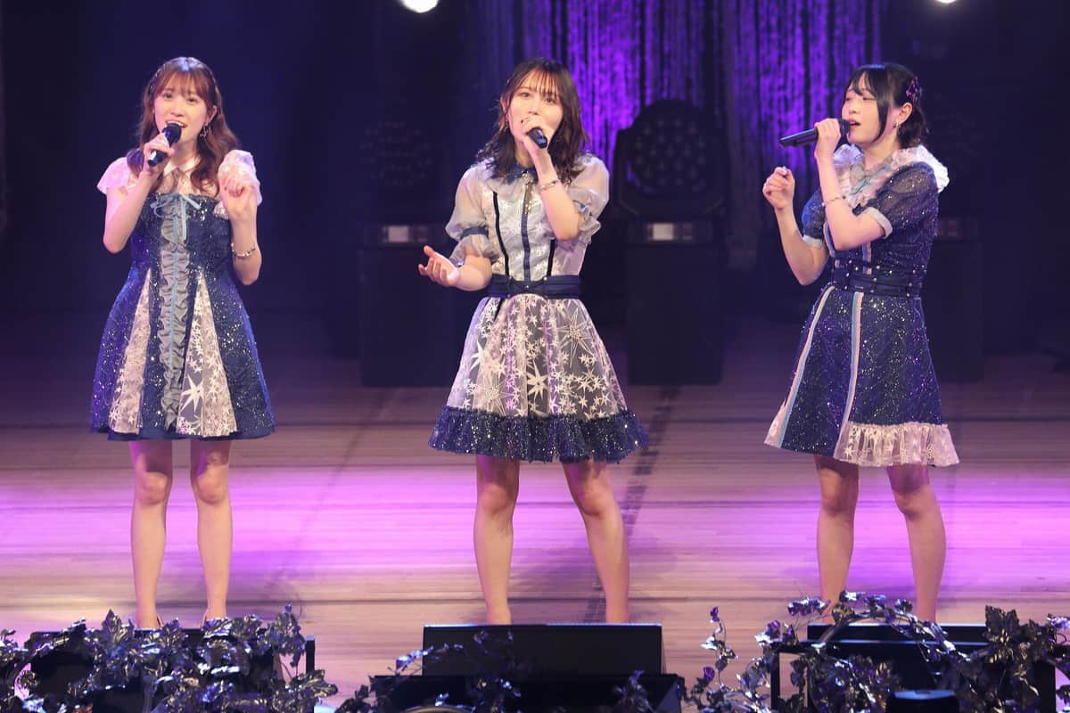 2位に入ったHKT48のユニット。左から坂本愛玲菜さん、秋吉優花さん、市村愛里さん