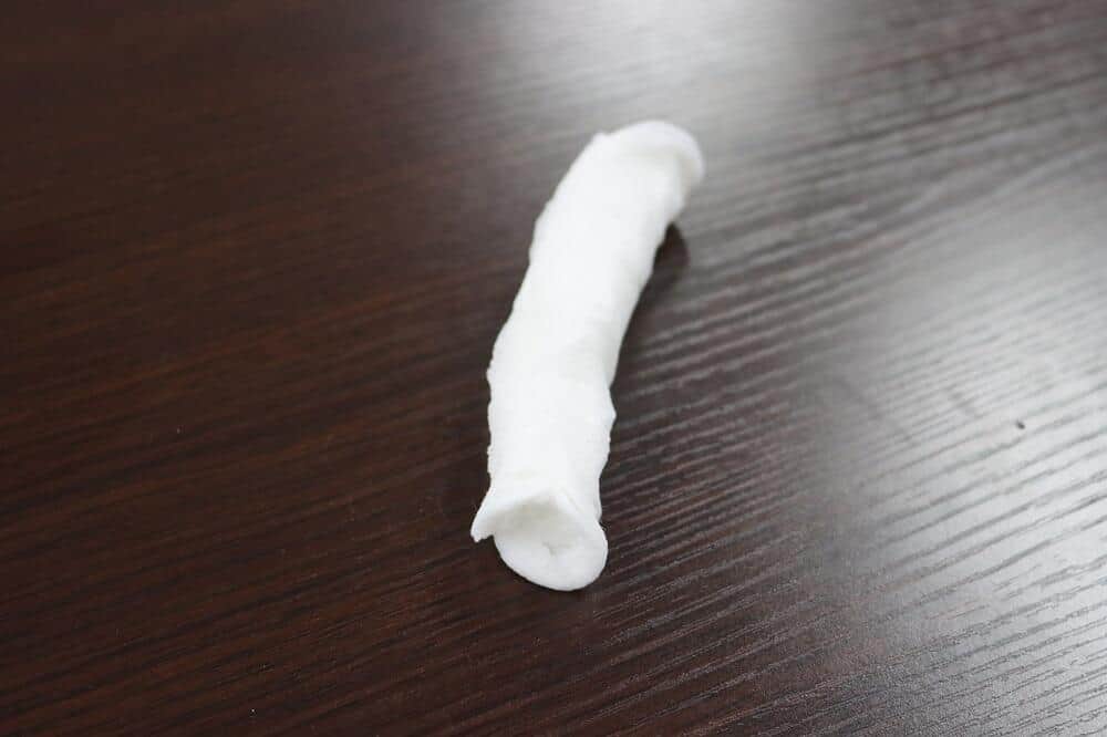 膨らんだおしぼりを伸ばすと筒状に