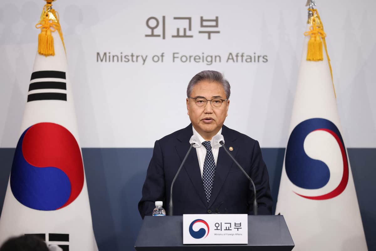 元徴用工問題をめぐる「解決策」を発表する韓国の朴振（パク・チン）外相。韓国メディアの論調は割れている（写真：代表撮影/ロイター/アフロ）