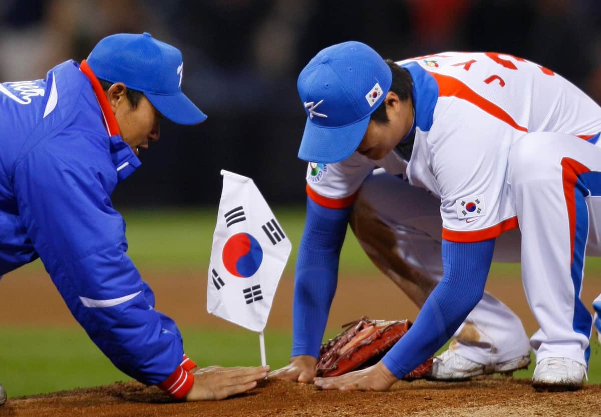 09年WBCでマウンドに韓国国旗を立てる韓国選手（写真：ロイター/アフロ）