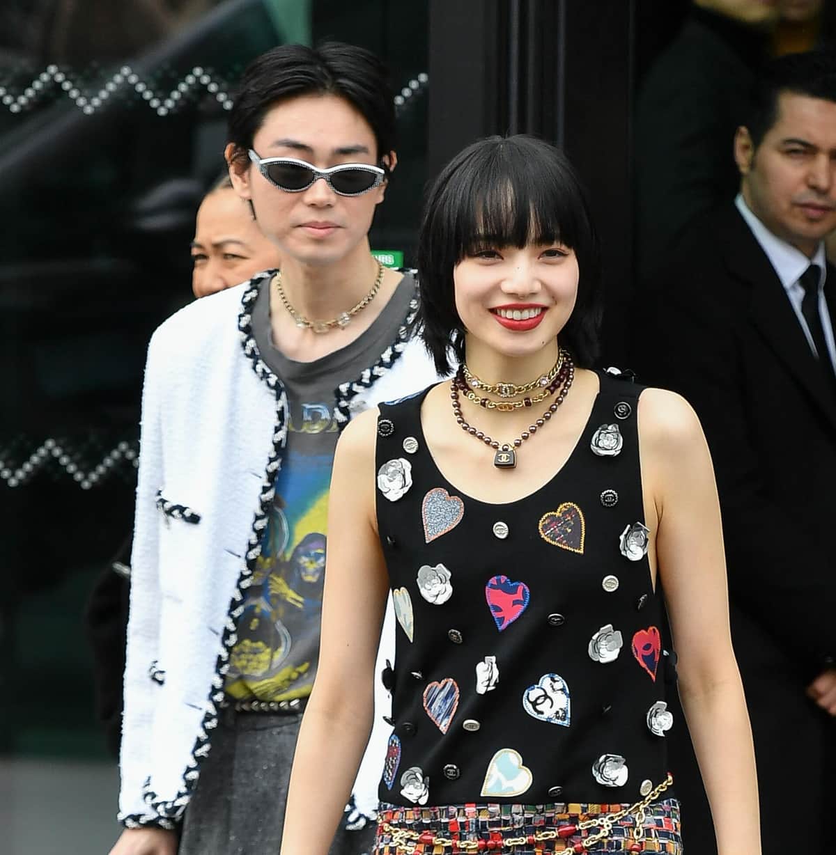 パリでのショーに登場した小松さんと菅田さん（写真：KCS/アフロ）