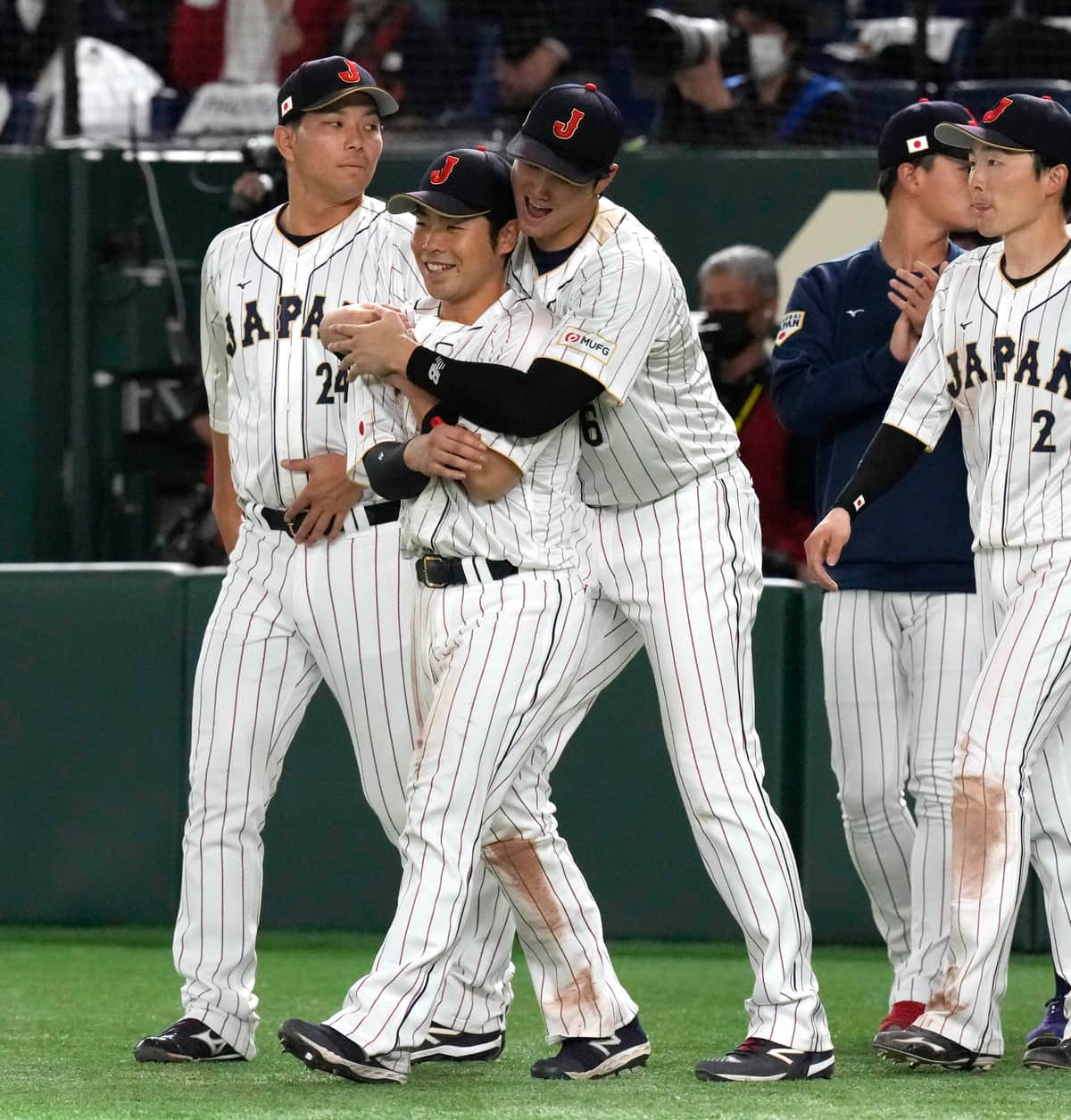近藤に後ろから抱き着く大谷翔平（写真：AP/アフロ）