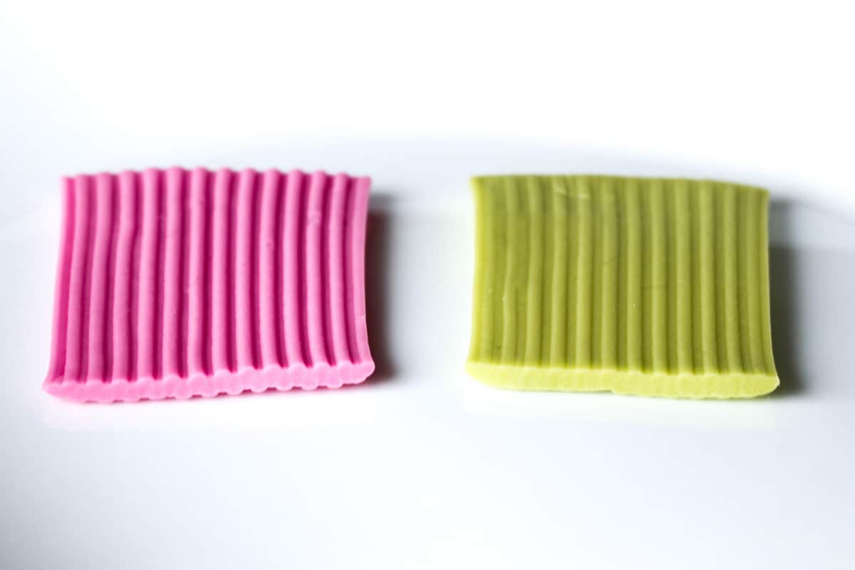 「さけるグミ」（左）と「さけぬグミ」（右）の断面比較。どちらも表面にはギザギザの線が入っているが、断面を見ると「さけるグミ」には凹凸があり、「さけぬグミ」には凹凸がない