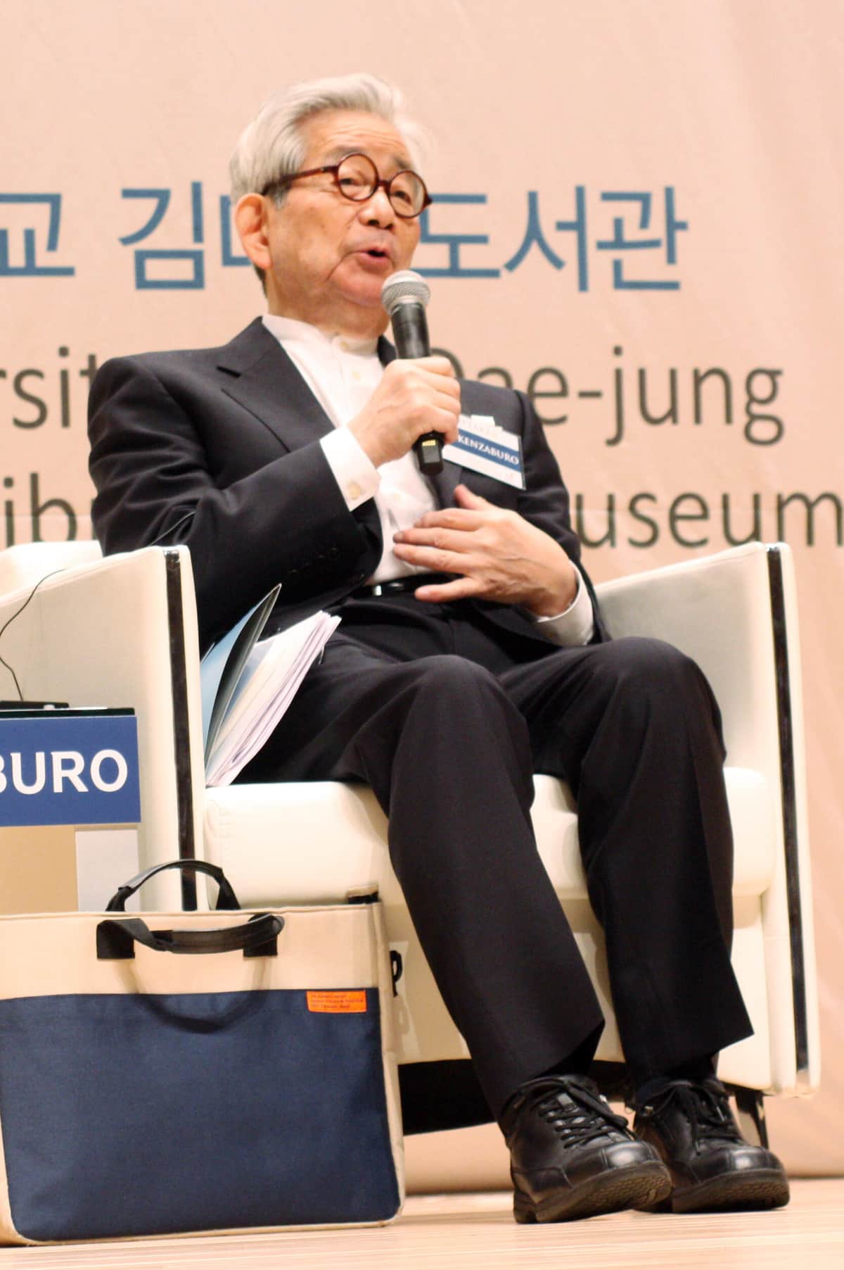 2015年3月に韓国・延世大で開かれたフォーラムで発言する大江健三郎さん。「日本はいくら謝罪しても十分ではないほど大きな犯罪を韓国に対して犯した」などと述べた（写真：YONHAP NEWS/アフロ）