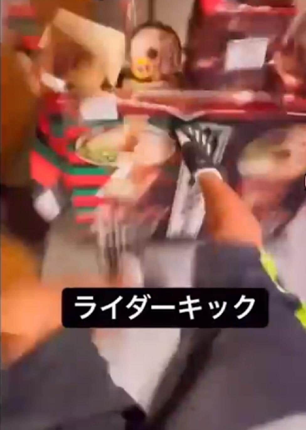 商品棚に「ライダーキック」（投稿された動画から）