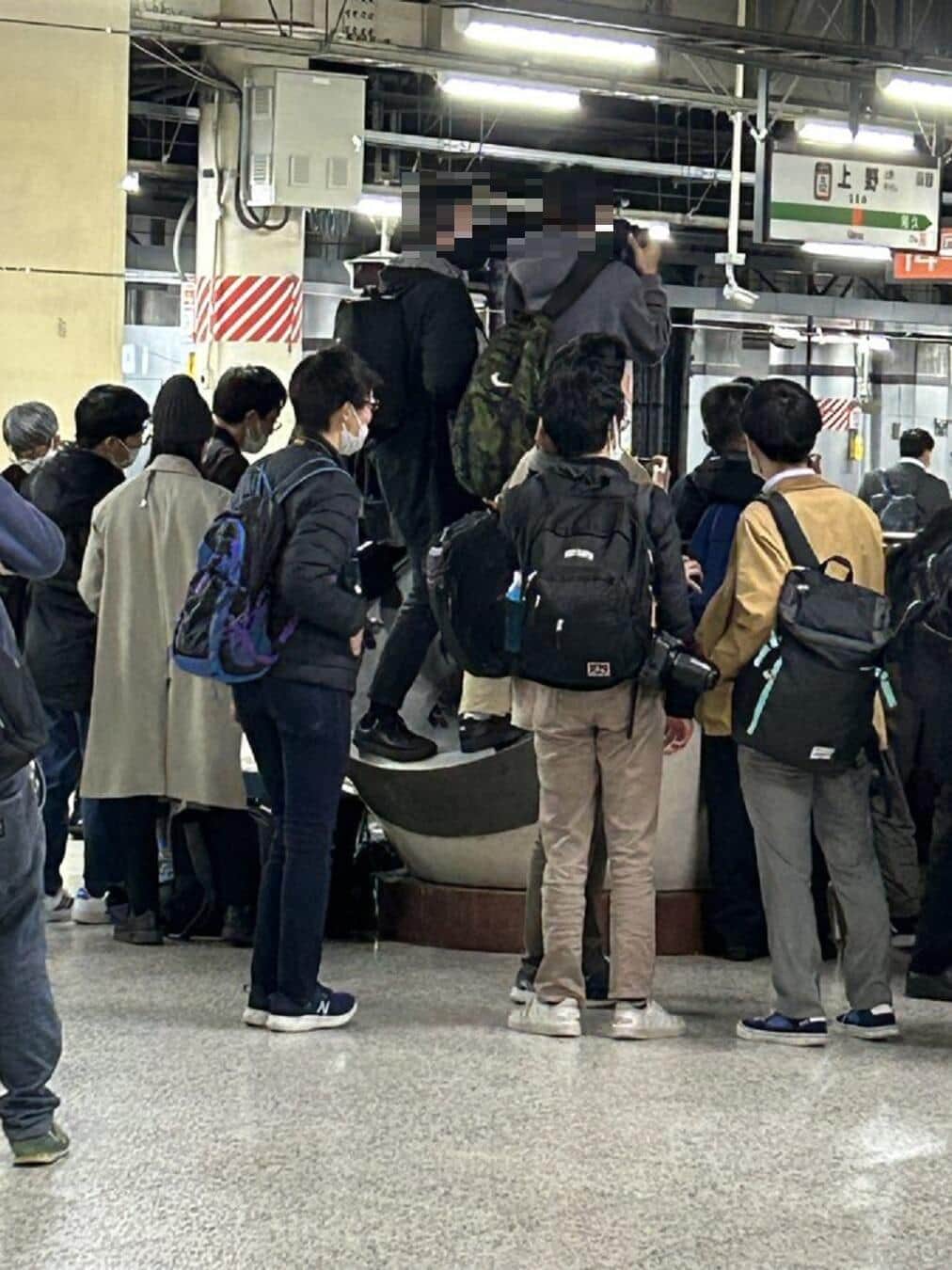 啄木の歌碑に上る男性2人（写真は、ゆみ＠Re_yumi1202さん提供）