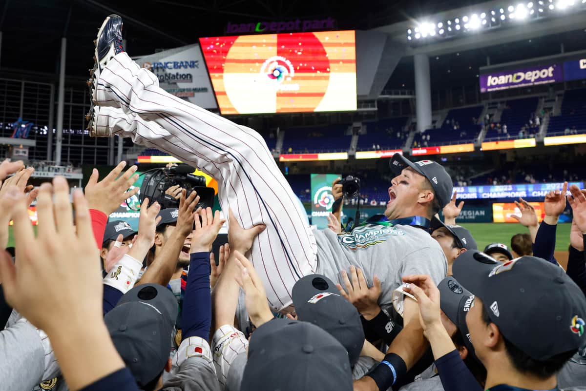 WBC優勝胴上げで「まさかのハプニング」　ヌートバー金メダル見失うも...劇的展開にファン爆笑「面白すぎる」