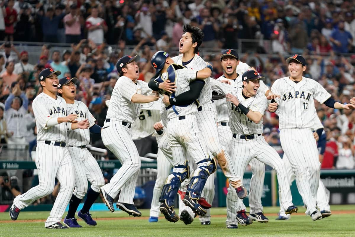 優勝に歓喜する侍ジャパン（写真：AP/アフロ）