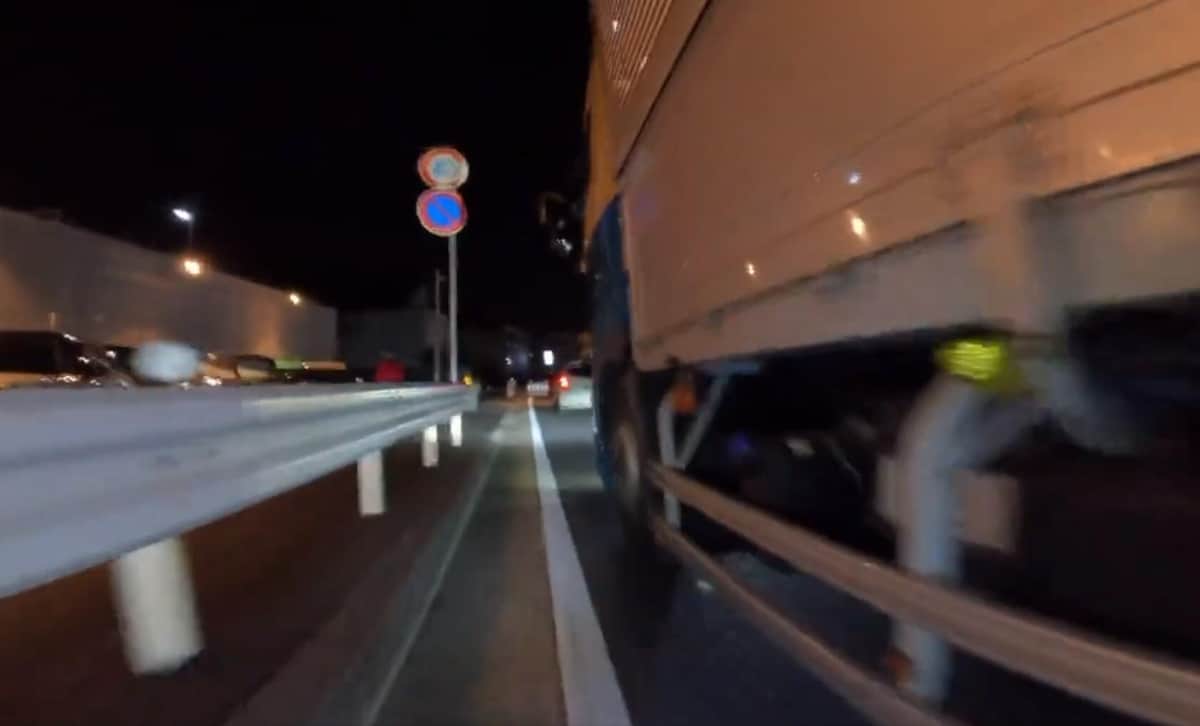 トラックがロードバイクに接近→ギリギリで追い越し　動画波紋、警察は「運送会社に連絡して対応」