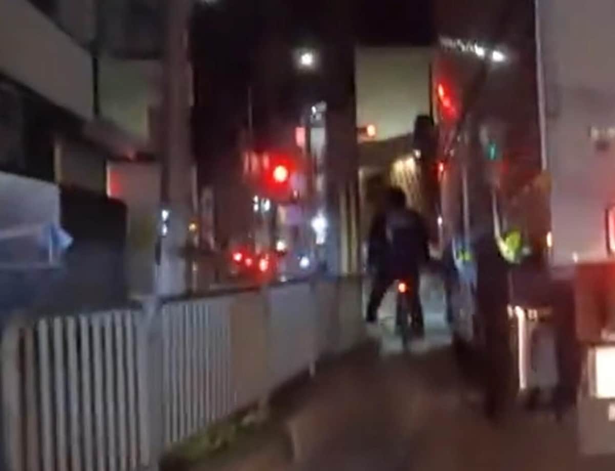 他のロードバイクにも接近（kurosuke＠whitekurosukeさん投稿の動画から）