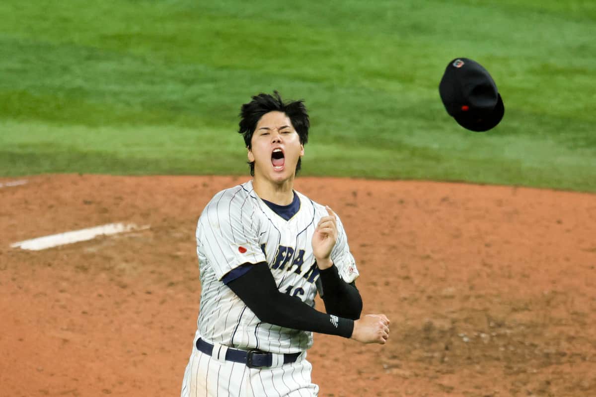 WBC優勝を決め、グローブと帽子を放り投げる大谷翔平投手（写真：USA TODAY Sports/ロイター/アフロ）