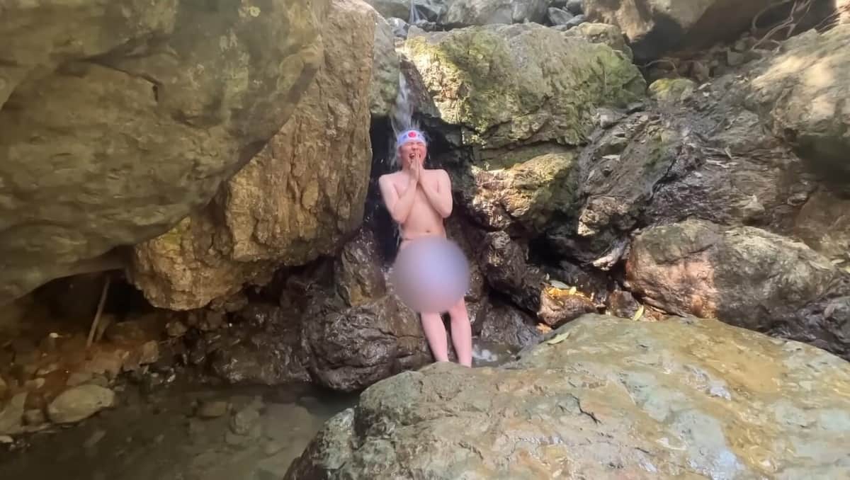 滝行するそらさん。「暇のおかず」チャンネル動画より