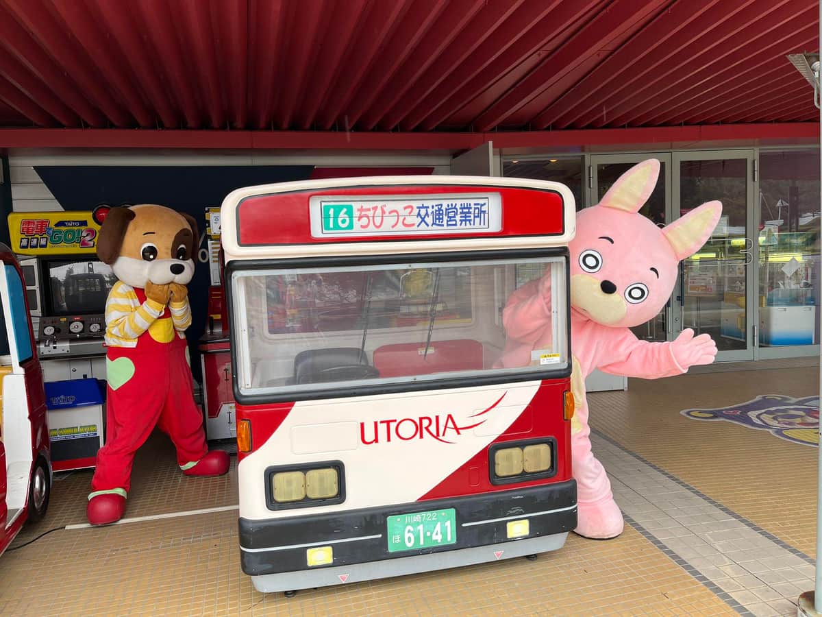 リナワールドのマスコットキャラクター「ステップくん」（左）と桃色ウサヒ（右）