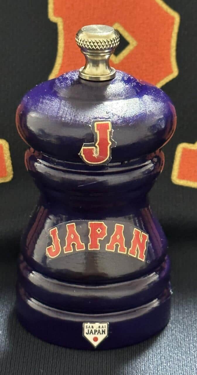 野球ファンのCさんが作った「WBC仕様」のペッパーミル。スポーツバーでは大盛り上がりだったという（Cさん提供）