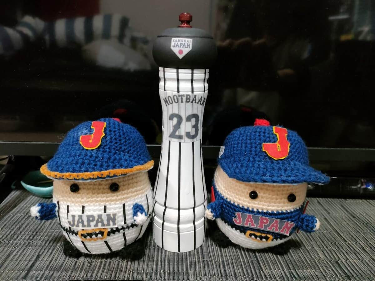 野球ファンのDさんが「ヌートバー仕様」にアレンジしたペッパーミル。両隣のマスコットも自作だ（Dさん提供）