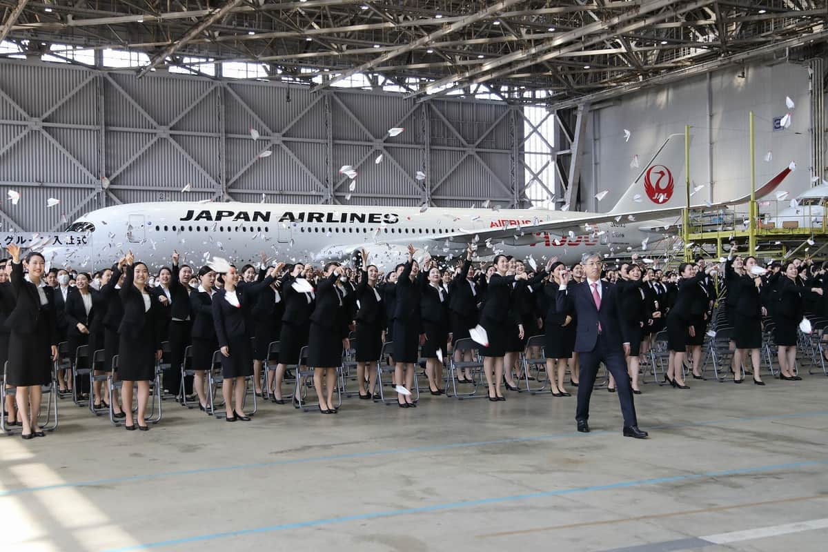 JALグループの入社式。羽田空港の格納庫で紙飛行機を飛ばして入社を祝った