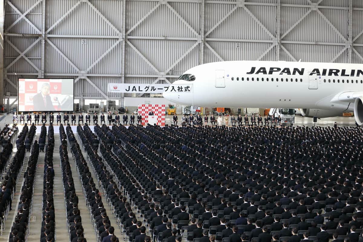 JALグループの入社式には約2000人の新入写真が参加した