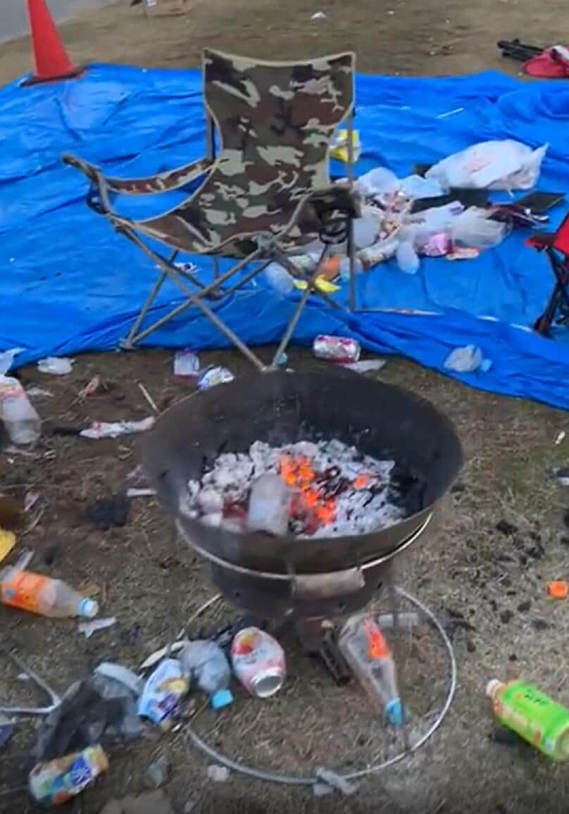 炭火が点いたままの焼き台（実録スピチューブが投稿した動画から）