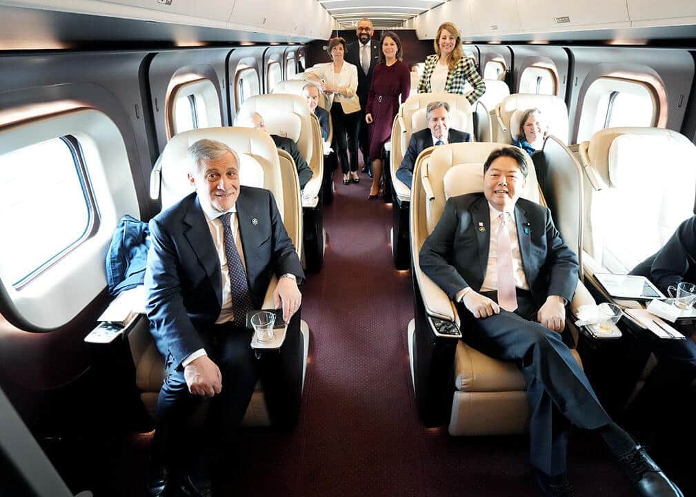 G7外相らがグランクラスで一斉移動　一番はしゃいでいたのは