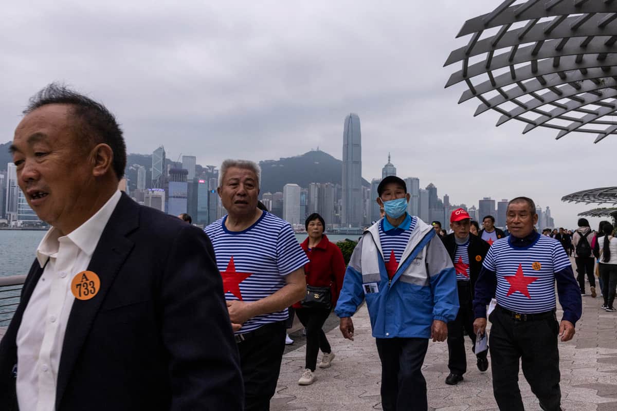 中国人観光客の旅行が活発になっている、写真は香港を訪れる中国本土からの観光客（写真：AP/アフロ）