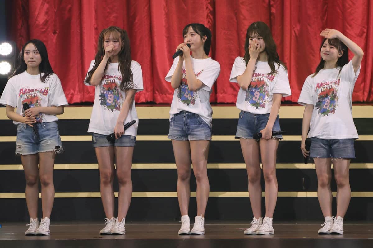 チーム8コンサートの終盤であいさつする小栗有以さん（中央）。AKB48の中でも「なかなかチーム8って認めていただけなくて…」などと話す場面もあった
