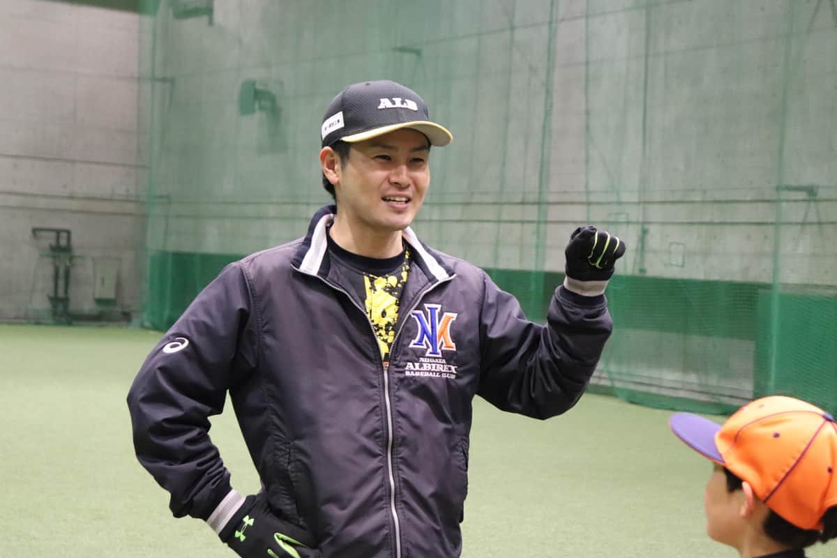 子供を指導する元ロッテ投手の山口氏