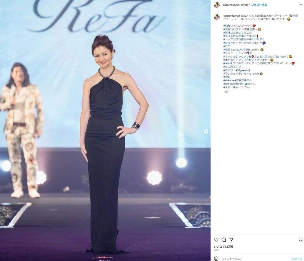 「まるで別人」「誰か分からんかった」　妖艶ドレス美女の正体にネット衝撃...「いつもと違いすぎ」