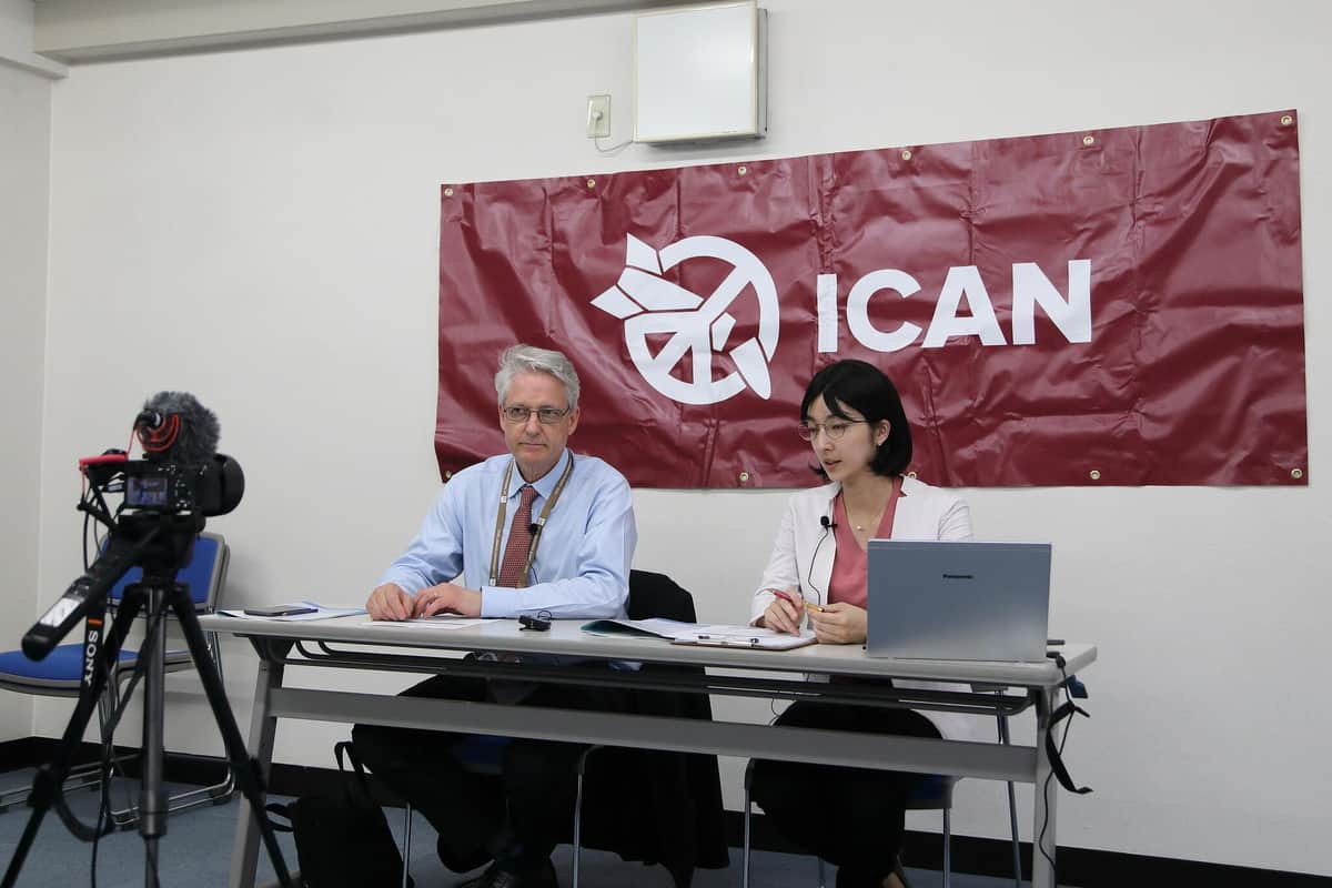 核兵器廃絶国際キャンペーン（ICAN）のメディアコーディネーターのアリスター・バーネット氏（左）がG7首脳に求める4つのポイントを説明した