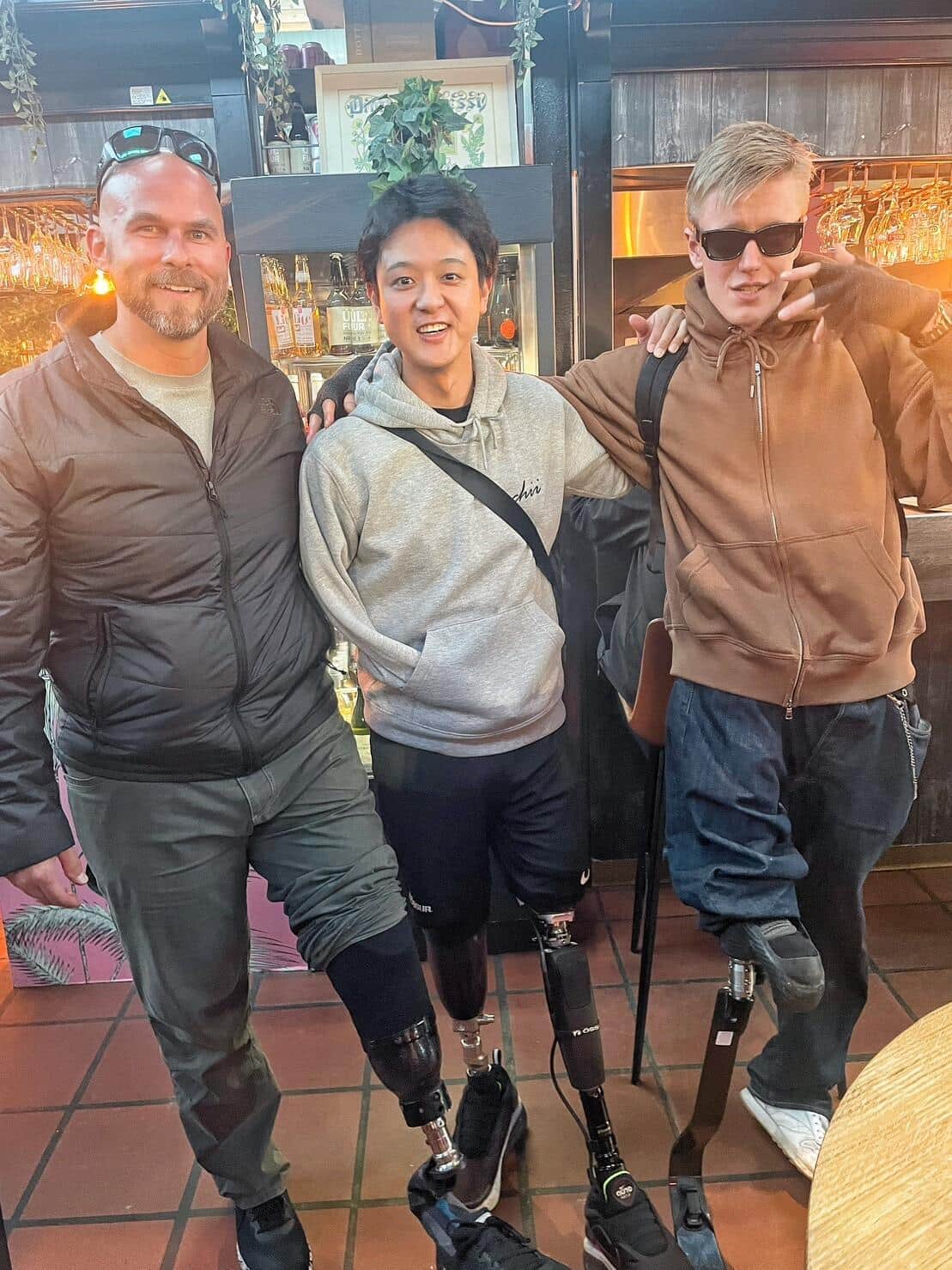 山田千紘（中央）とアイスランドで出会った義足ユーザーの2人