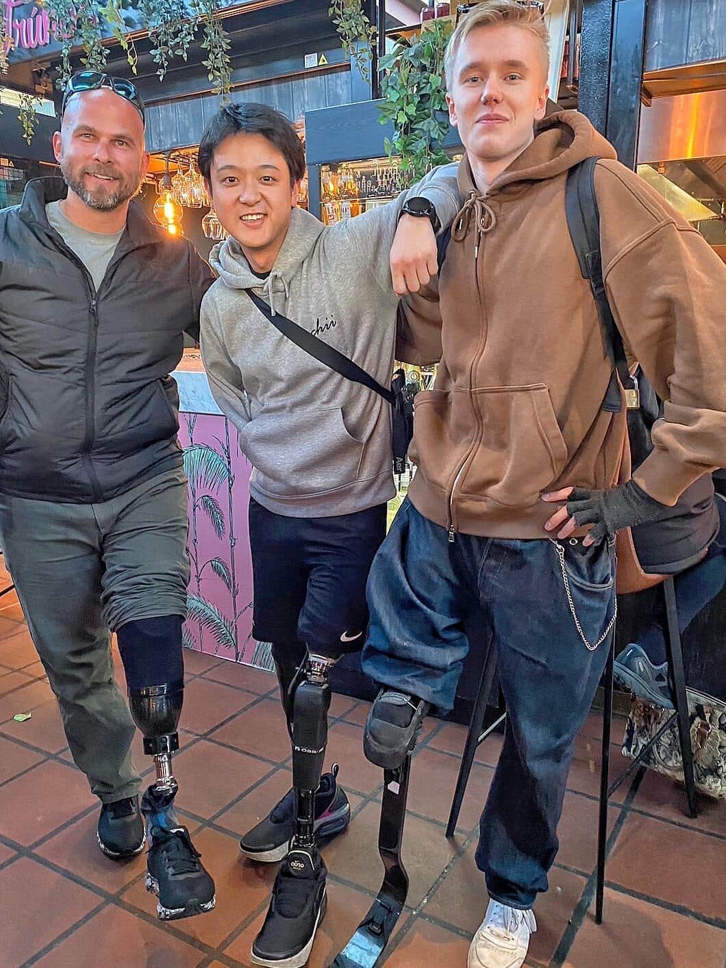 山田千紘さん（中央）とアイスランドで出会った義足ユーザーの2人