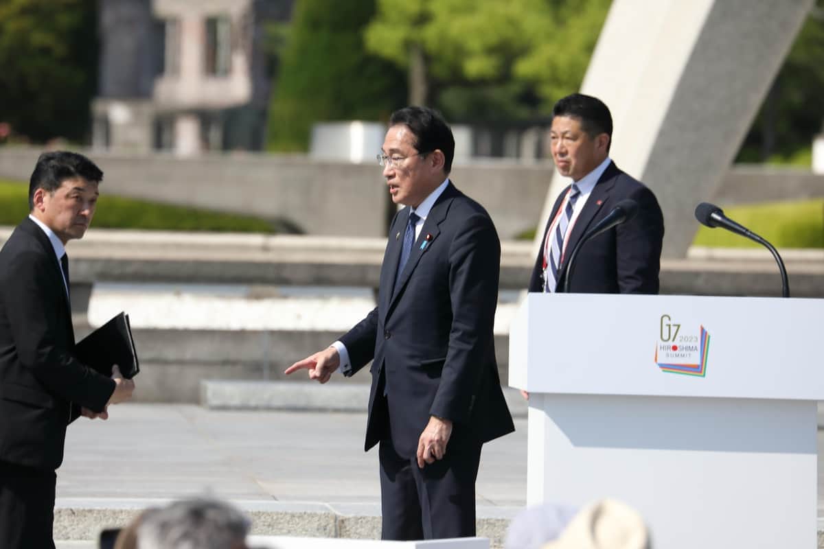 「逃げるんですか！」の声を受けて「一言だけ答えよう、じゃあ」と応じる岸田文雄首相
