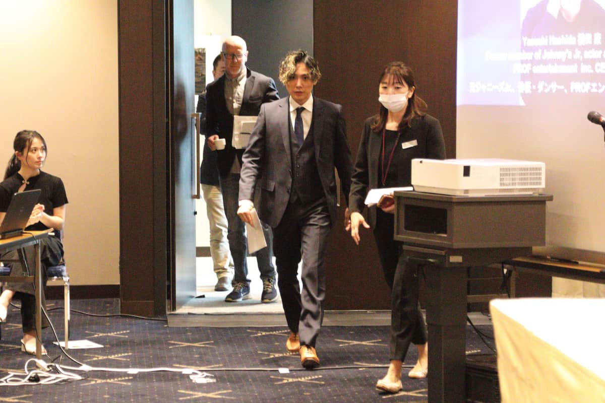 【写真】記者会見場に入る橋田康さん