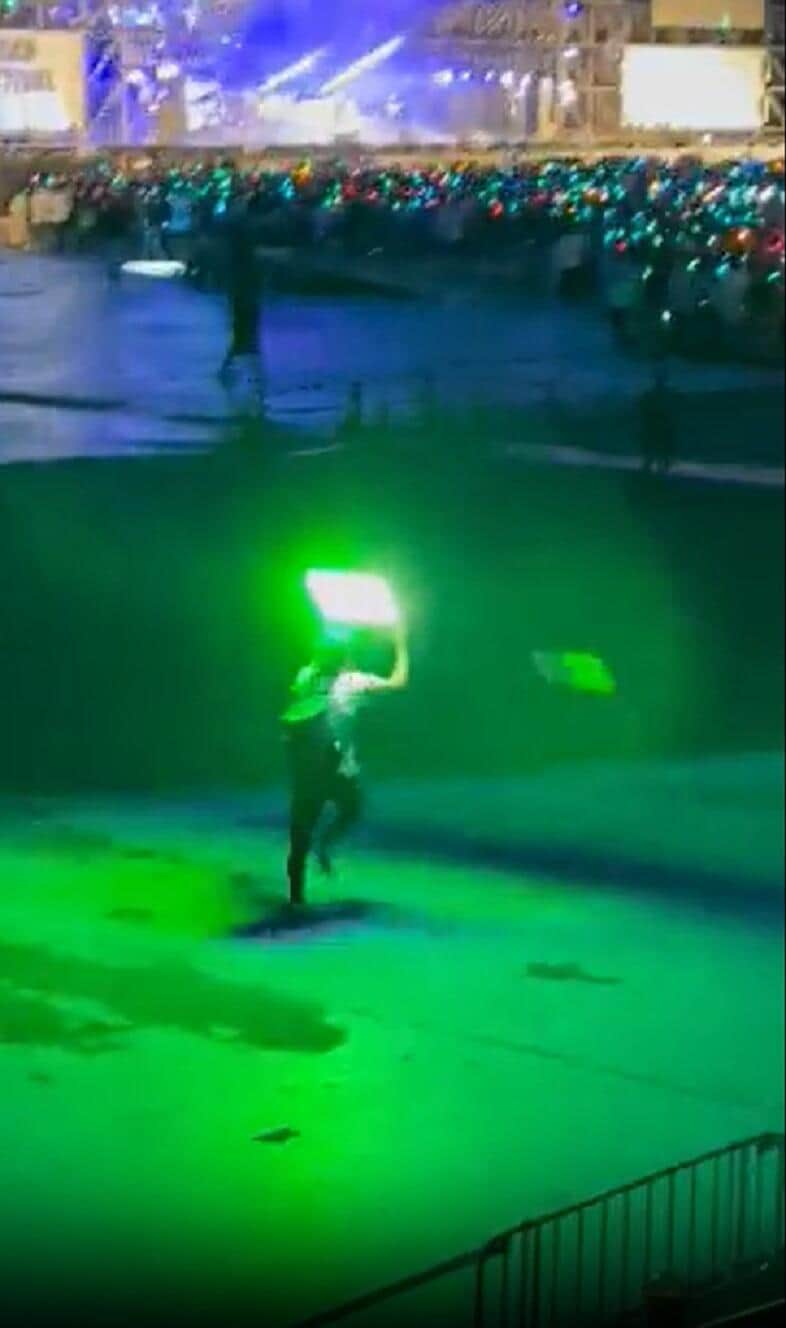 光るパネルを掲げて走る男性（ツイッター投稿の動画から）