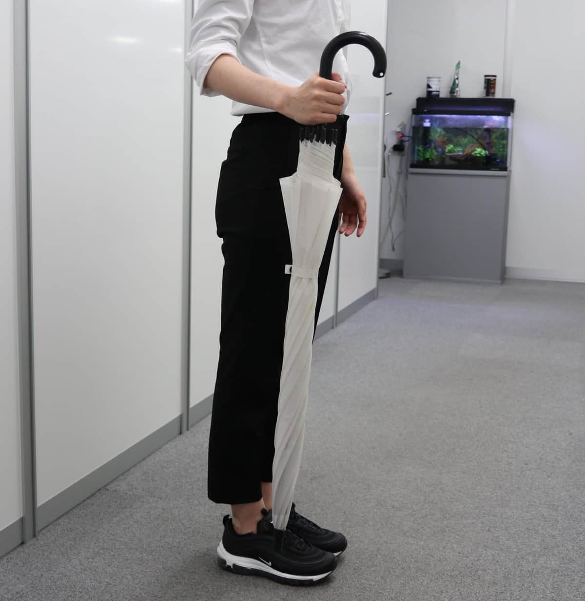 眼科医ヨシユキさんの考える傘の正しい持ち方