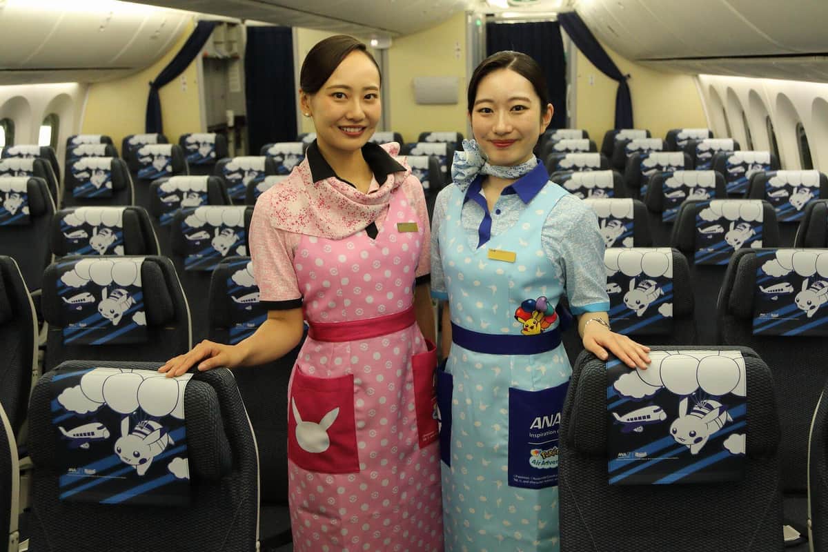 客室乗務員（CA）のエプロンと座席のヘッドレストカバーも特別デザインだ