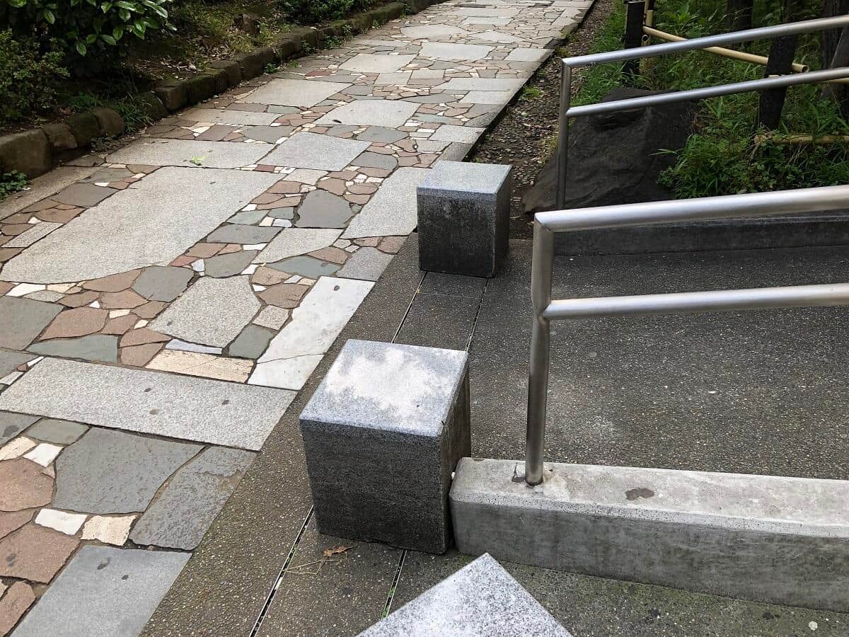 スロープ内から動かされた石のブロック（2023年5月30日撮影）