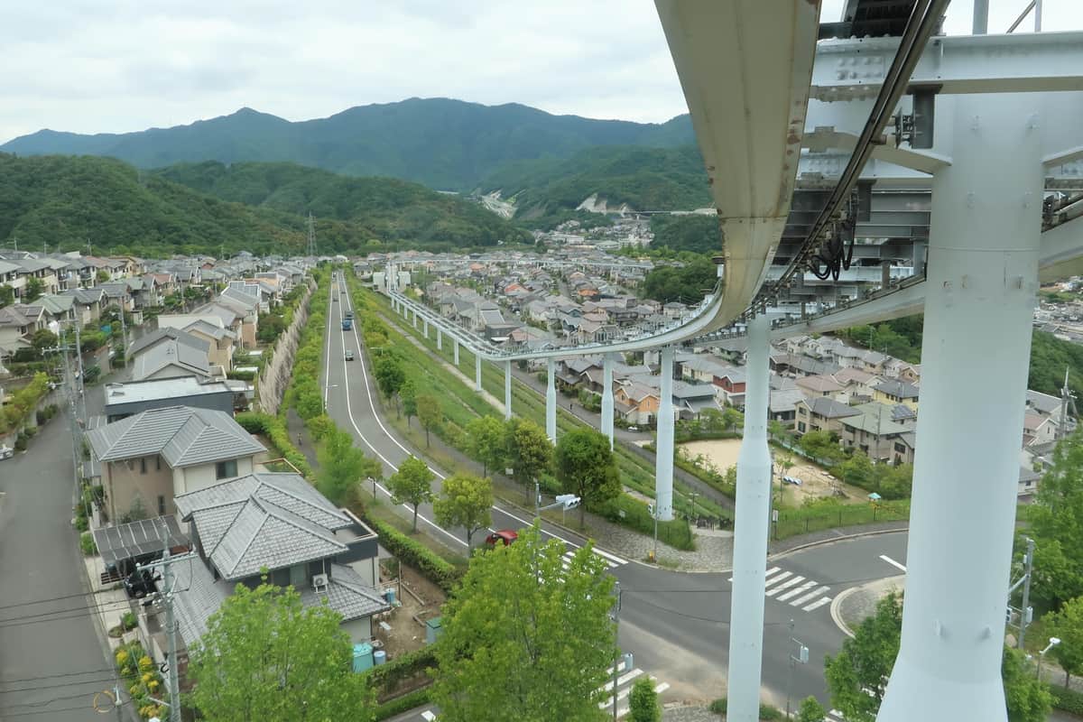 スカイレールはニュータウンに敷かれた軌道を進んでいく