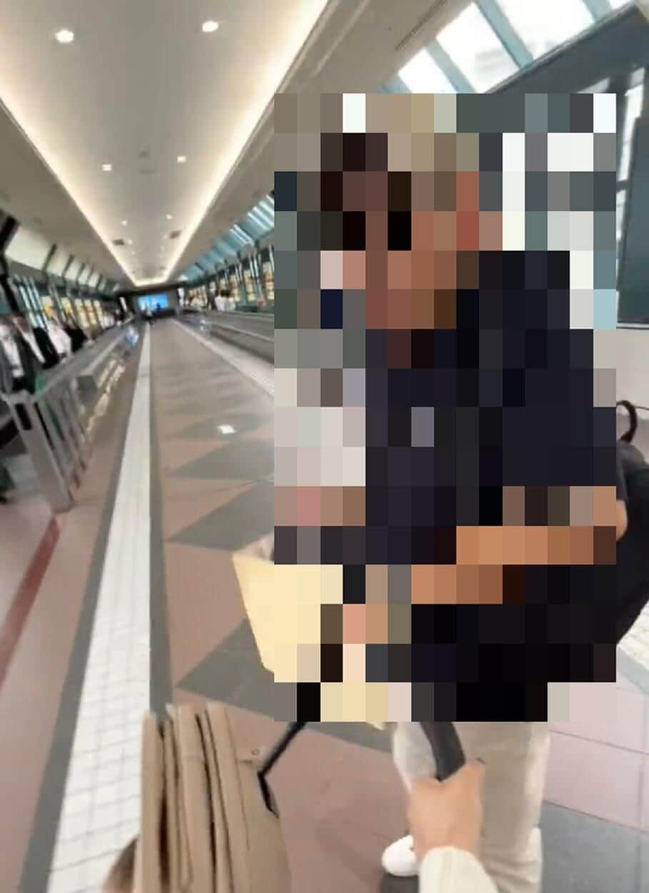 ベビーカーを引っ張る男性（ななちゃらpoker pro＠poker_charaさん投稿の動画から）