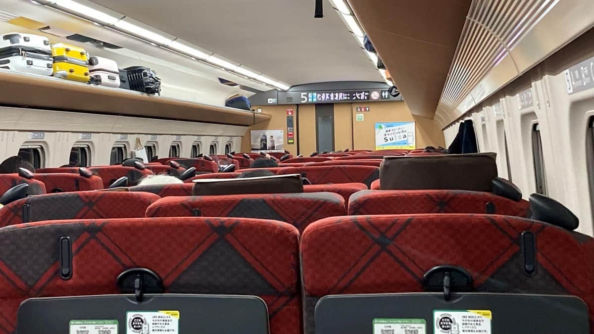 新幹線の机にスマホ置く→JR東のサイトへ　意図せぬ通信に困惑も...広報「想定していなかった」対応策検討へ