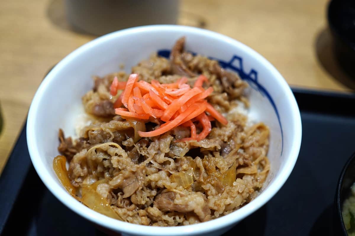 「所得低い人ほど牛丼チェーンで店員に『ごちそうさま』と言う」　SNSで拡散の説、著名人が相次ぎ反論