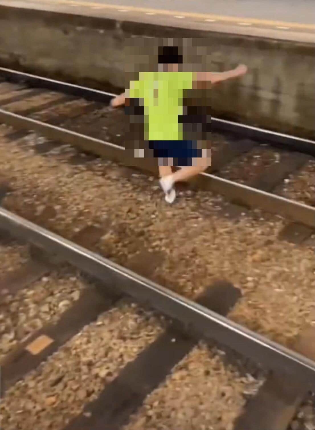 線路上を走る若い男性（ツイッター投稿の動画から）