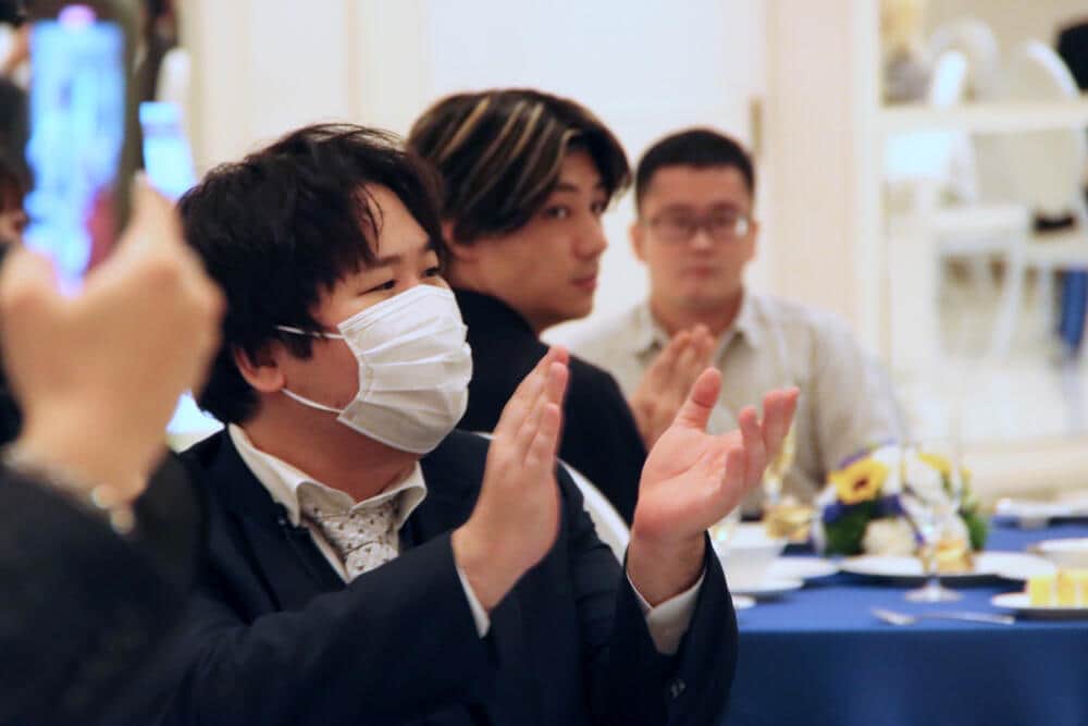 コレコレさん（写真中央、2023年7月6日撮影）